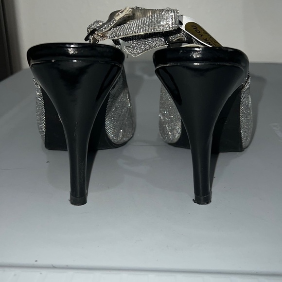 WOMENS 9 SILVER PEEP TOE HEELS - Picture 3 of 7
